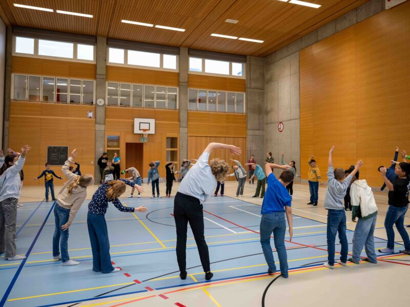 Olympiasiegerin Michelle Gisin stattete den Schulklassen einen Besuch ab